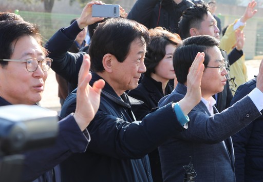 지난해 2월 15일 경찰인재개발원 떠나는 교민들 향해 눈시울을 적시며 손 흔드는 양승조 충남지사(왼쪽부터), 진영 행정안전부 장관, 오세현 아산시장. 김정모 기자