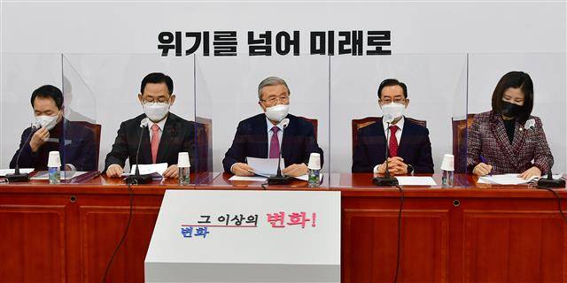 국민의힘 비상대책위원회의 - 김종인 국민의힘 비상대책위원장이 28일 서울 여의도 국회에서 열린 비상대책위원회의에서 모두발언을 하고 있다. 2021.1.28 뉴스1
