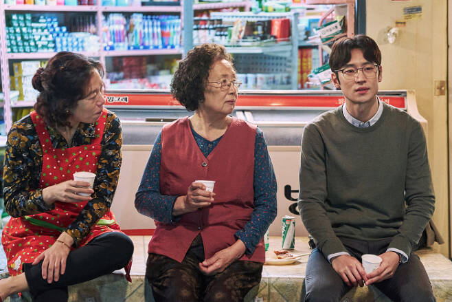 영화 ‘아이캔스피크’ 속 염혜란(맨 왼쪽).
