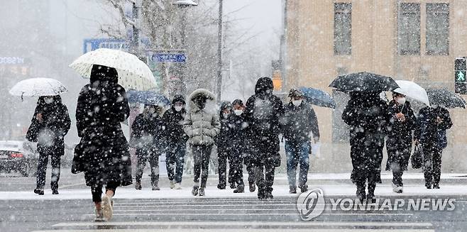 폭설 내리는 서울 (서울=연합뉴스) 류영석 기자 = 서울·경기북부 지역에 대설주의보가 내려진 28일 오전 서울 광화문광장에서 시민들이 눈을 맞으며 걸어가고 있다. 2021.1.28 ondol@yna.co.kr