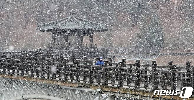 한파가 찾아온 28일 오후 경북 안동시 월영교 주변에 함박눈이 내리고 있다. 2021.1.28/뉴스1 © News1 공정식 기자
