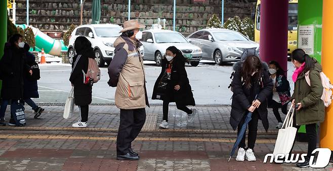 28일 서울에 있는 한 초등학교에서 학생들이 하교하고 있다./뉴스1 © News1 유승관 기자