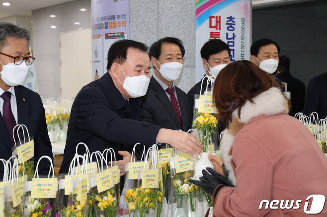 김지철 충남교육감이 출근하는 직원에게 프리지아 꽃을 나눠주고 있다.© 뉴스1