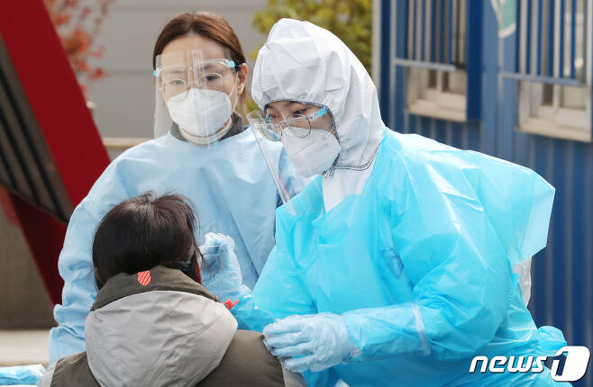 충남 천안 동남구보건소 선별진료소에서 시민들이 검사를 받고 있다. 2020.11.5/뉴스1 © News1 김기태 기자