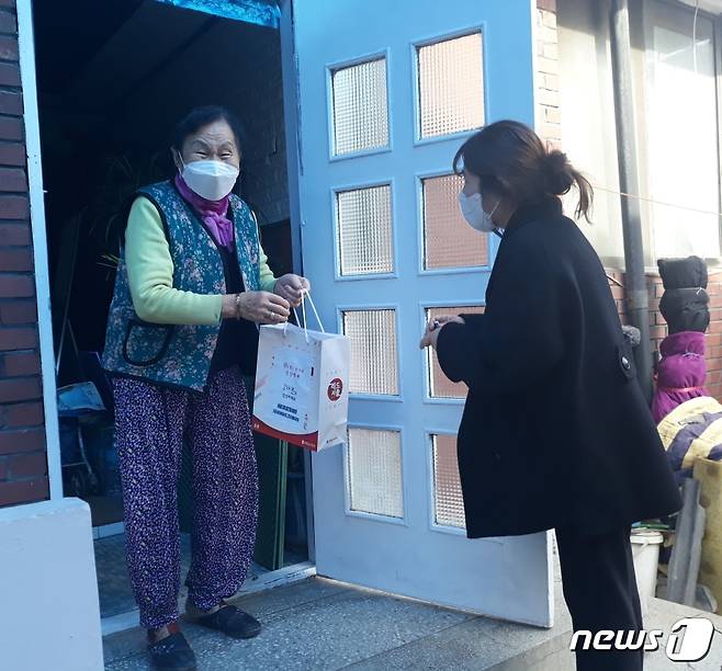 단양군 보건소 직원이 거동이 불편한 건강취약 계층 세대를 방문해 방한 물품을 전달하고 있다.(단양군보건소)© 뉴스1