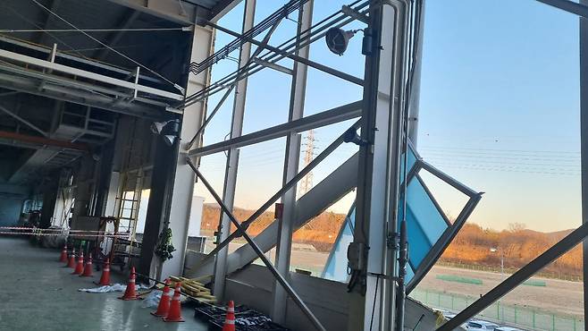 29일 오후 4시 33분 경북 구미시 LCD용 유리를 제조하는 AGC화인테크노코리아에서 폭발사고가 발생해 건물 외벽이 뜯겨져 있다. /경북소방본부 제공