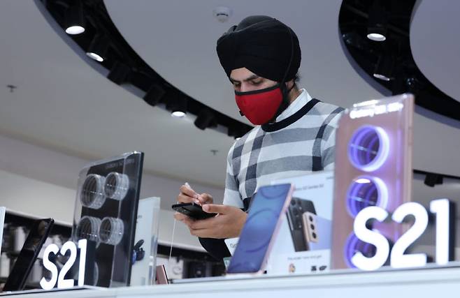 인도 구루그람의 앰비언스 몰(Ambience Mall) 내에 위치한 삼성체험매장에서 현지 소비자가 갤럭시S21을 체험하고 있다.