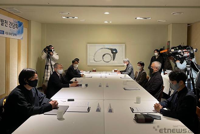 최기영 과기정통부 장관(왼쪽 두번째)이 29일 서울 중구에서 OTT 사업자를 만나 OTT·콘텐츠 발전방안에 대해 논의했다.