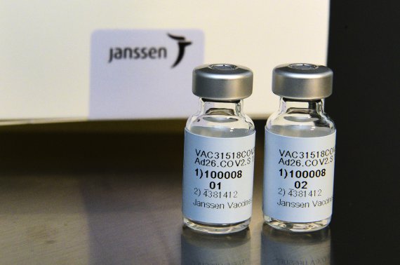 존슨앤존슨이 지난해 9월에 공개한 계열사인 얀센의 코로나19 백신. 29일(현지시간) 임상3상에서 예방효과가 66%로 나타났다고 밝혔다.AP뉴시스