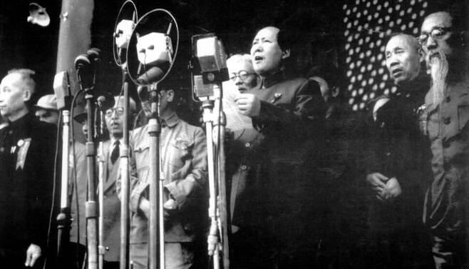 1949년 10월1일 톈안먼 광장에서 중화인민공화국 성립을 선포하는 중국공산당 지도자 마오쩌둥.
