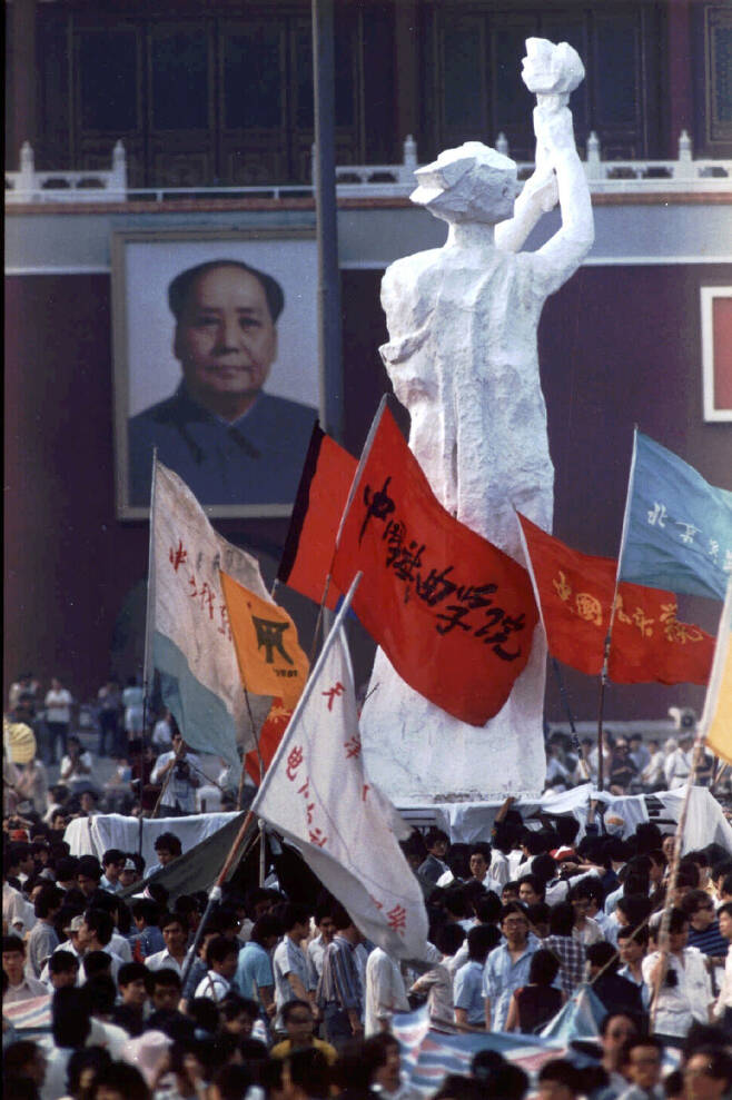 1989년 봄 톈안먼 시위가 한창이던 때 톈안먼 광장에 대학생들이 세운 ‘민주의 신’ 상. 창비 제공