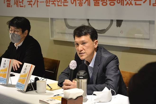 지난 26일 서울 중구에서 열린 기자간담회에서 이철승(오른쪽) 서강대 교수. 문학과지성사 제공