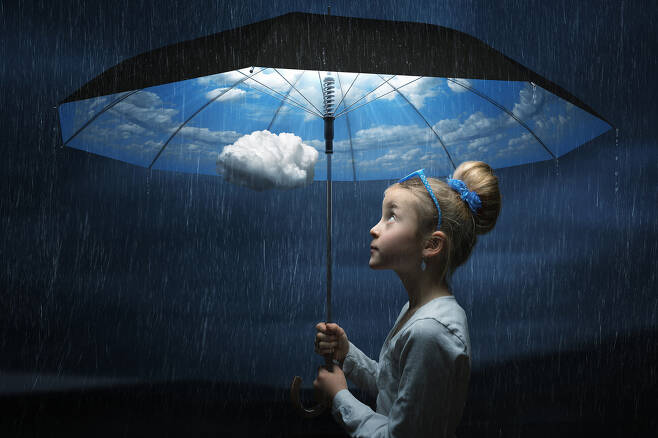 strong존 빌헬름, 좋은 날씨 우산/strong 기발한 아이디어와 상상력을 이용한 합성사진으로 사랑받는 존 빌헬름은 네 자녀와 아내를 모델로 가족 안에서 벌어지는 행복의 순간들을 담아 사회관계망서비스에 작품을 올리고 있다. 대한민국포토페스티벌 조직위 제공
