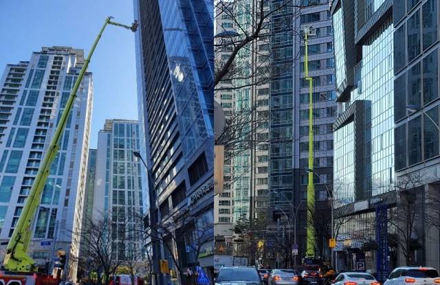 29일 오전 부산 해운대 센텀시티 한 건물 20층 높이에 고드름이 발생했다는 신고가 접수됐다. 경찰이 도로를 통제하고 소방이 굴절사다리차를 이용해 고드름 제거 작업을 완료했다. 부산소방재난본부 제공. 연합.