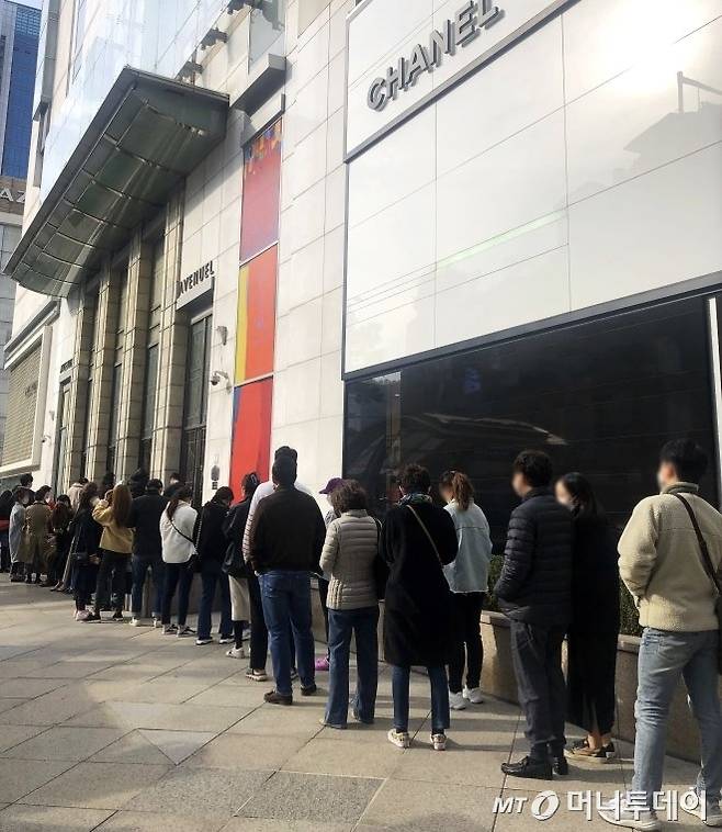 지난해 10월 31일 오전 10시경 서울 중구 롯데백화점 애비뉴엘 명품관 입구에서 사람들이 샤넬 매장에 들어가기 위해 줄을 서고 있다/사진=오정은 기자