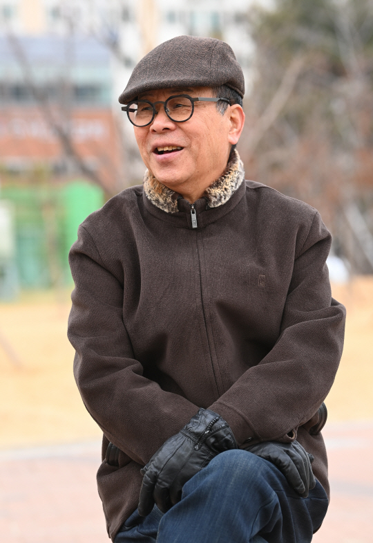 송재익 캐스터가 지난 22일 서울 강남구 수서동 SRT 수서역 인근에서 온화한 미소를 지으며 인터뷰를 하고 있다. 김호웅 기자