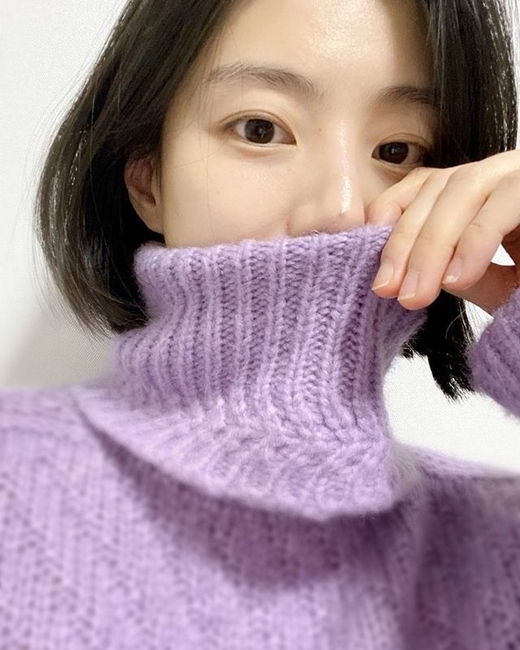 Actor Park Soo-jin, 36, wife of Actor Bae Yong-joon, 49, has made a surprise public of her latest selfie.Park Soo-jin posted a picture on Instagram on the night of the 29th, leaving only heart emoticons () without any special comments.Its Park Soo-jin in a purple turtleneck, a figure who pulled up her clothes and slightly covered her face; a heart emoji appears to have been picked with purple to match the purple outfit.Its a face without a toilet, and the park soo-jins distinctive pure beauty remains, with her bob hair, which was a trademark of Park Soo-jin, also eye-catching.Especially, the unchanging beauty steals the gaze.Park Soo-jin posted a selfie photo on Instagram last month and released a recent episode to fans.The latest photos posted at the time were only three years since 2017.Park Soo-jin, who debuted in 2001 as a girl group Sugar, appeared in various works such as Man over Flowers, I Love You 10 Million times, My Girlfriend is Gumiho, Youve Been Rolling as Actor.Especially, the restaurant entertainment Teistee Road, which was performed with his best friend, Actor Kim Sung-eun (38), was greatly loved by the public.Yonsama, a Korean wave star, was married in July 2015 and received great attention from Asia, including Korea and Japan.She gave birth to her first son in October 2016 and got her second daughter in April 2018.