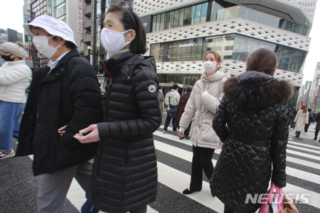 [도쿄=AP/뉴시스]지난 26일 일본 도쿄의 긴자 쇼핑거리에서 신종 코로나바이러스 감염증(코로나19) 예방을 위해 마스크를 쓴 시민들이 건널목을 건너고 있다. 2021.01.29.