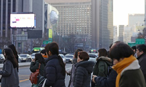 지난해 1월 15일 서울 광화문네거리에서 시민들이 발걸음을 재촉하고 있는 모습. 연합뉴스