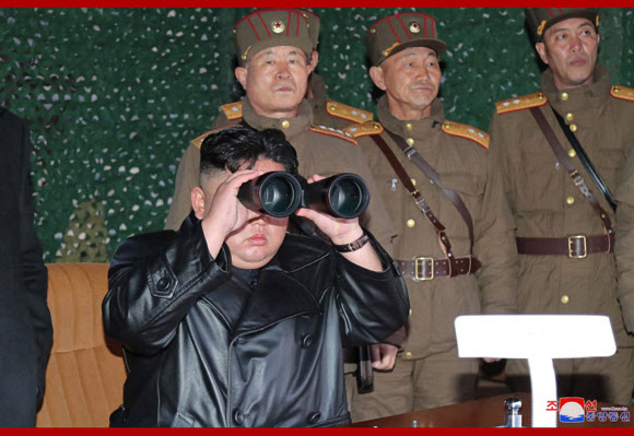 - 김정은 북한 국무위원장이 지난 21일 전술유도무기 시범사격을 참관했다고 조선중앙통신이 22일 보도했다. 2020.3.22  조선중앙통신 홈페이지 캡처