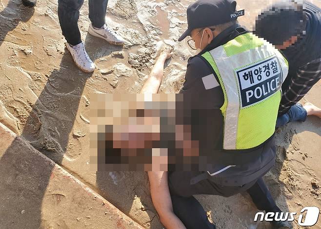 보령해경 대천파출소 김기웅 경장이 의식을 잃은 한 남성에게 가슴 악박을 하고 있다.(보령해경 제공)© 뉴스1