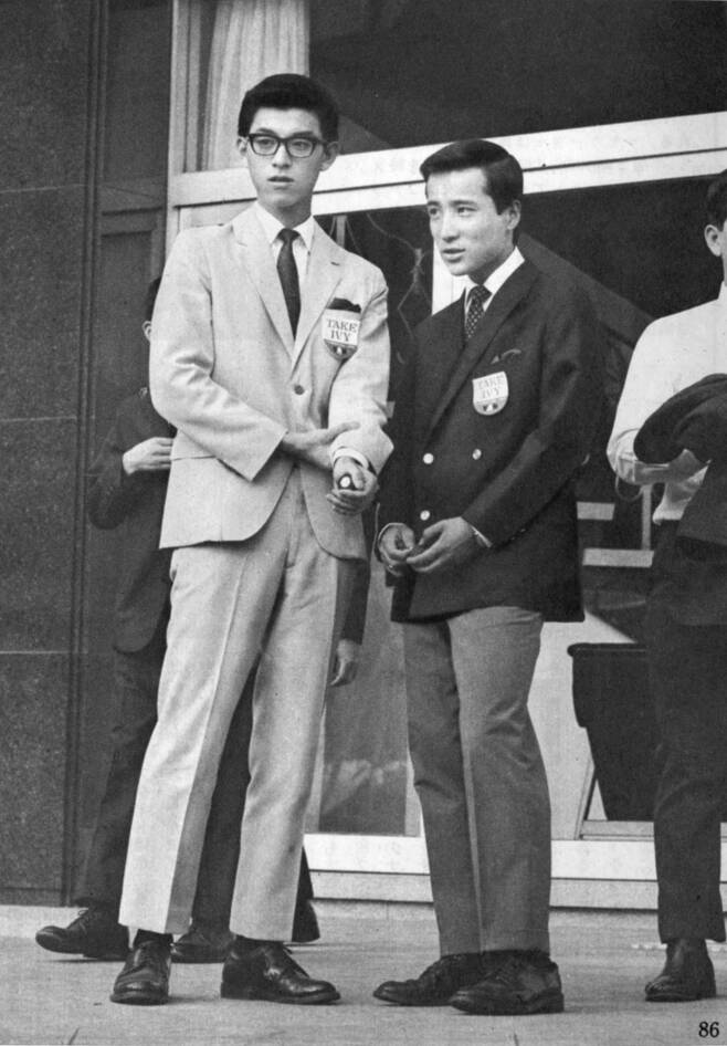 1965년 일본 패션 잡지 ‘멘즈 클럽’에 실린 ‘아이비 룩’ 차림의 젊은이들. 아메리칸 스타일을 촉발한 브랜드 VAN 재킷이 주최한 ‘테이크 아이비’ 파티에 참석했다. /워크룸 프레스