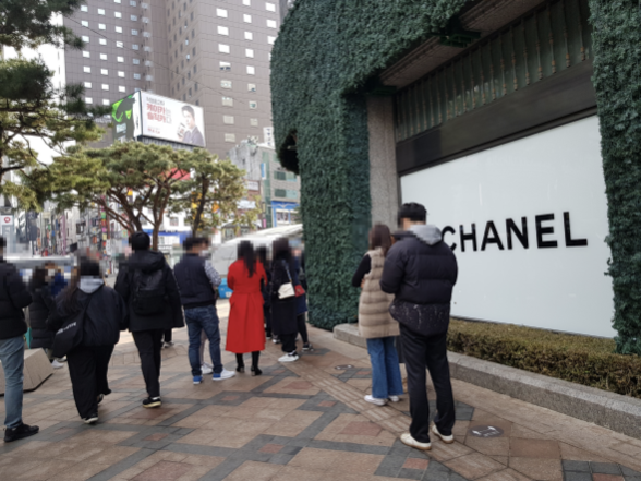 지난 25일 오전 서울 중구 신세계백화점 본점. 샤넬 매장을 방문하려는 고객들이 길게 줄 서 있다. /홍다영 기자