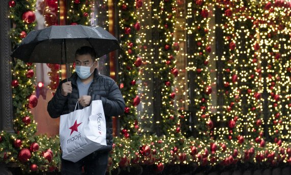 지난해 11월30일(현지시간) 미국 뉴욕에서 한 소비자가 연말 장식이 된 유통매장 앞을 지나가고 있다.AP뉴시스