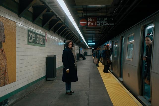 뉴욕의 문화와 예술, 지하철, 돈 등을 7개 에피소드로 다룬 '도시인처럼'은 프랜 리보위츠식 뉴욕 안내서다. 넷플릭스 제공