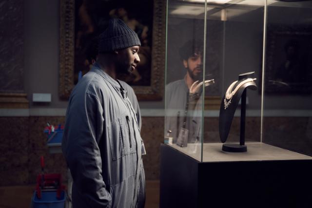 아산은 루브루박물관에 전시된 마리 앙투아네트 목걸이를 훔칠 계획을 세운다. 넷플릭스 제공