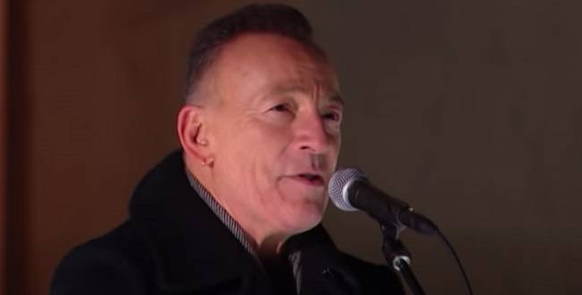 조 바이든 미국 대통령 취임 축하 공연에서 노래를 부르는 미국 국민가수 브루스 스프링스틴.