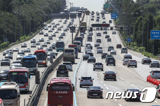 경부고속도로를 달리고 있는 자동차들의 모습. /사진=뉴스1