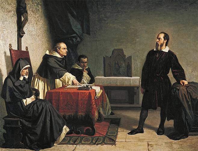 지동설을 주장해 1632년 10월 이탈리아 로마 종교재판소에 회부된 갈릴레이(오른쪽)의 모습(크리스티아노 반티 작). 갈릴레이는 코페르니쿠스의 이론을 옹호하여 태양계의 중심이 지구가 아니라 태양임을 믿었지만, 교황청 등으로부터 지동설을 포기하라는 압박에 평생 시달렸다. 결국 그는 로마교황청에 의해 생애 마지막 날까지 가택에서 구류된 채 숨졌다. 뉴스사이언티스트 캡처