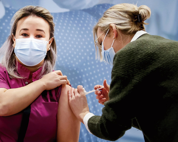 1월6일(현지시간) 네덜란드 베겔의 한 백신접종센터에서 요양원 간호사인 사나 엘카디리(왼쪽)가 이 나라에서 처음으로 미국 제약사 화이자와 독일 바이오엔테크가 공동 개발한 코로나19 백신을 접종받고 있다.ⓒEPA 연합