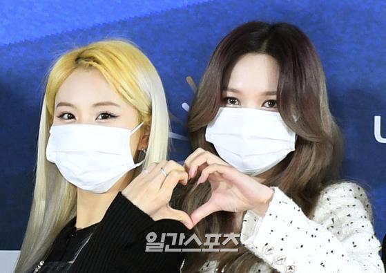 Chaeyoung, Mina of group TWICE attended the red carpet event before attending the 30th High1 Seoul Song Awards at Jamsil Gymnastics Stadium in Seoul on the afternoon of the 31st.Photo: Sports Seoul Provides 2021.01.31