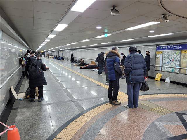 서울역 노숙인 지원시설을 중심으로 코로나19 집단감염이 확산하면서 지난 29일 갈 곳을 잃은 노숙인들이 서울역 내 지하도로에서 자리를 잡고 있다.최영권 기자 story@seoul.co.kr
