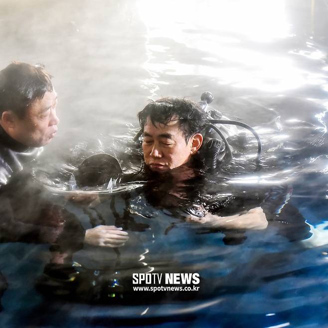 The comedian Lee Kyung-kyu is preparing to dive at the cover of the February issue of the mens magazine MAXIM (Maxim) and the shooting scene of KakaoTV Kyung Kyung Kyu at the Fortunes Underwater environment specialist film in Popraza Studios.Comedian Lee Kyung-kyu, nicknamed The Son of the Dragon on Channel A Urban Fisherman, transformed into The God of the Sea and challenged his first Underwater environment photo shoot in a large Underwater environment tank of 5 meters deep.I took a small photo of a gown reminiscent of Poseidon, a golden laurel, and a large gold medal trident made by special order. The photo shoot was taken by Sudam Studios, a studio specializing in Underwater environment photography.PD Mormot (real name Kwon Hae-bom), who is filming KakaoTV Tin Kyung-gyu together, dressed up as a mermaid and filmed it with Lee Kyung-kyu in the water.The unique concept of Underwater environment pictorial is the back door that Mormot PD first proposed to Maxim.=The Fortunes,