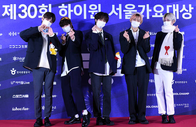 The 3rd High1 Seoul Song Festival photo wall event was held at the Olympic Park Gymnastics Stadium in Seoul Songpa-gu on the afternoon of the 31st.TOMORROW X TOGETHER (TXT) poses.Photo: Serving the sport