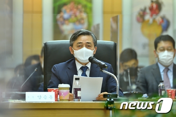 양승동 KBS 사장이 지난달 27일 KBS 수신료 인상을 상정한 정기 이사회에 참석했다. (KBS 제공) © 뉴스1
