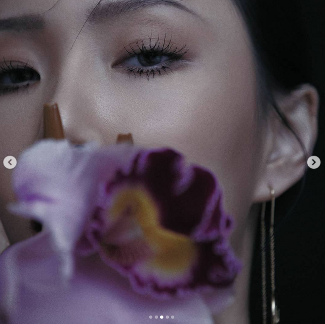 A fascinating pictorial of Singer Hwasa has been released.Hwasa posted a pictorial cut with Vogue Korea on her SNS on the 1st, in which Hwasa showed off her more radiant charisma in front of a black background with flowers.Reclining in pendulum-colored costumes between red tulips, another photo posed in a black costume with white magnolia adorned.The glamorous yet elegant figure of Hwasa caught the eye.Meanwhile, Hwasa, who was greatly loved by Solo album Maria last year, released her new song Play with Life on January 29 this year.Photo Sources HwasaSNS