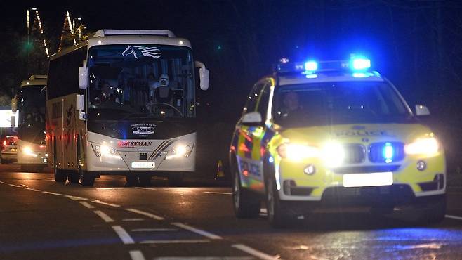 두안은 당시 우한에서 귀환한 영국인의 이동을 도운 버스 운전기사가 마스크를 쓰지 않고 있어다고 한다