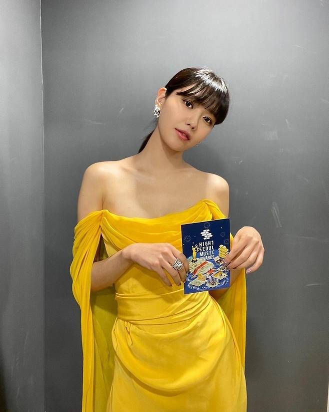 Singer and Actor Choi Sooyoung has released a beautiful dress figure.Choi Sooyoung posted several photos on his instagram on January 31 with an article called Super Generation.In the released photoChoi Soo Young poses with Kim Hee-chul and Shin Dong-yeop, who were in charge of the awards ceremony together at the 30th High1 Seoul Song Awards.Choi Sooyoung has a yellow dress with a refreshing atmosphere and a dress with colorful sequins.It boasted a slender shoulder line and a slender ratio that did not envy Model.Kim Hee-chul, who saw the post, was delighted to meet for a long time, saying, We are almost crying while talking about our old days.
