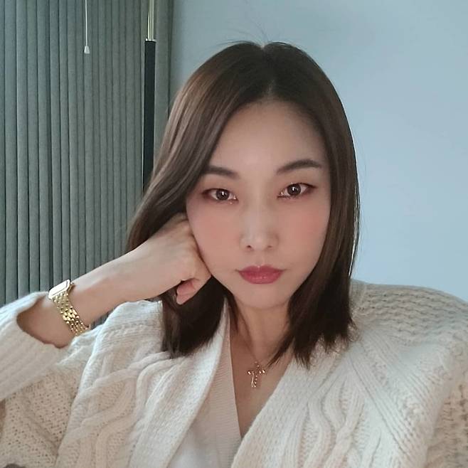 Model and MC Han Hye-jin also showed off her performance look, which is a perfect match.Han Hye-jin uploaded a picture to his Instagram on January 31 with the phrase being home.In the photo, Han Hye-jin stares at the camera with sparkling shadow eye makeup, which surprised viewers with an attractive visual.