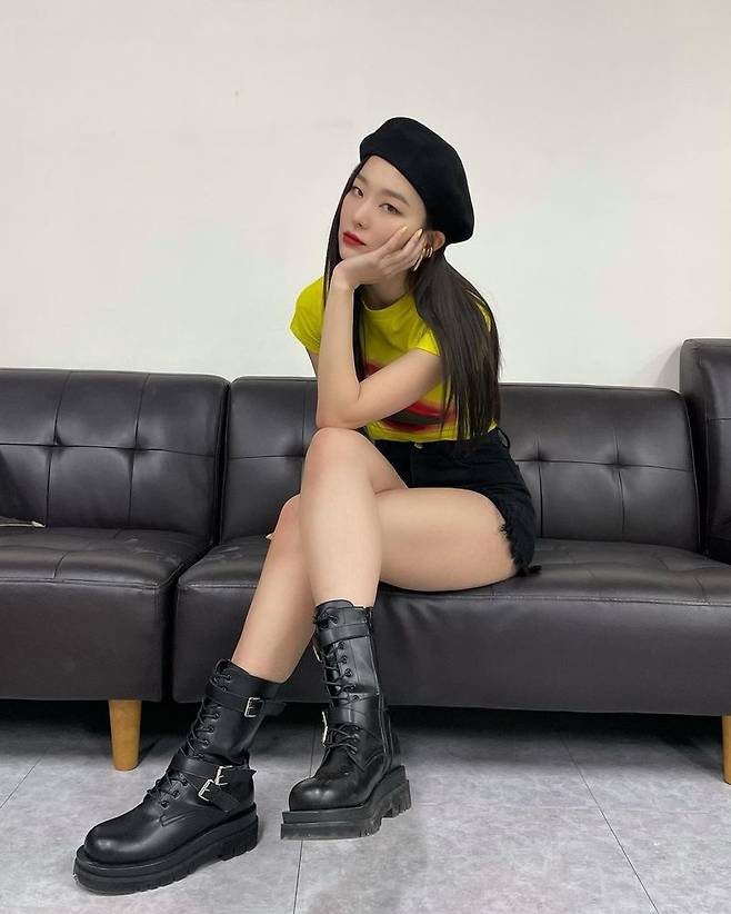 Group Red Velvet member Seulgi has revealed the latest.Seulgi posted several photos on her Instagram page on February 1.In the photo, Seulgi collects attention by revealing the doll beauty with the superior whole body ratio.Seulgi sat cross-legged, looking chic, and exuding a deadly charm, followed by a lovely smile and a reversal charm.Meanwhile, Seulgi has launched a music video support shoot for the follow-up song Eeny Meeny by Yunho Yunho.Red Velvet, which Seulgi belongs to, won the 10th Gaon Chart Music Awards Digital Sound Award of the Year in 2021.