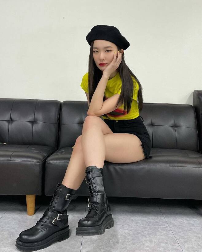 Group Red Velvet member Seulgi has revealed the latest.Seulgi posted several photos on her Instagram page on February 1.In the photo, Seulgi collects attention by revealing the doll beauty with the superior whole body ratio.Seulgi sat cross-legged, looking chic, and exuding a deadly charm, followed by a lovely smile and a reversal charm.Meanwhile, Seulgi has launched a music video support shoot for the follow-up song Eeny Meeny by Yunho Yunho.Red Velvet, which Seulgi belongs to, won the 10th Gaon Chart Music Awards Digital Sound Award of the Year in 2021.