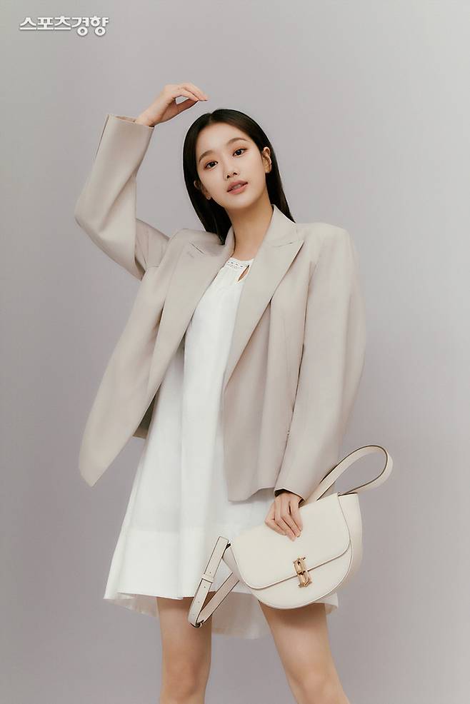 J. Estina Handbags released the first ad cut and film of the 21SS season with Muse Lee Na-eun.Lee Na-eun in the public photos attracted attention with various charms ranging from fresh smile to chic and charismatic appearance.In the pink background, Lee Na-eun wears a pink beige colored bag in a casual sweatshirt, showing a youthful Jungle Animal Hair Salon 2 - Tropical Beauty, while wearing a saddle bag in ivory color to complete a chic mood.In addition, Lee Na-eun matched a simple blue jacket and an ivory-colored mini bag, and wore a sophisticated career womans fashion, a lovely frill dress and a yellow-colored bag, showing the essence of the same bag different coordination with a lovely Jungle Animal Hair Salon 2 - Tropical Beauty.In addition, the two-piece look with a city-wide charm matched the beige color bag and showed a sensual tone-on-tone coordination.Weve got a variety of Handbags Jungle Animal Hair Salon 2 - Tropical Beauty with the new Muse Lee Na-eun ahead of the spring season, said J. Estina Handbags. These 21SS products are designed to match well with any clothes, and refer to the advertising cut with Lee Na-eun this spring. I hope you will refer to Handbags Jungle Animal Hair Salon 2 - Tropical Beauty. On the other hand, the bag worn by Lee Na-eun in the photo can be purchased at J. Estina official online mall, comprehensive mall such as W concept, Mushinsa, 29CM and online editing shop.J. Estina Handbags will hold a variety of promotions, including special discounts and quiz events to present Handbags and gift certificates to purchasing customers in commemoration of the W concept.