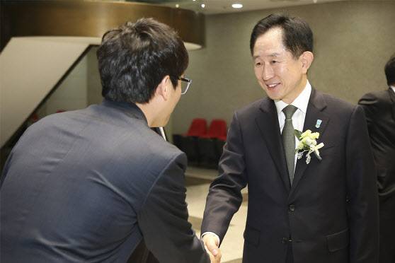 이진국 하나금융투자 신임 대표이사가 2016년 3월 23일 서울 영등포구 여의도동 본사에서 진행된 취임식에서 악수를 하고 있다. (자료=하나금융투자)