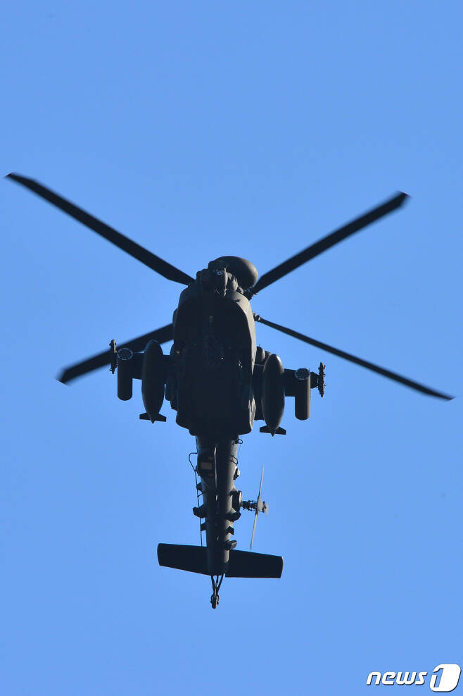 대한민국 육군 AH64E 아파치 롱보 헬기가 2일 오후 경북 포항시 남구 장기면 수성사격장 상공에서 지형 정찰 비행을 하고 있다. 2021.2.2/뉴스1 © News1 최창호 기자© 뉴스1