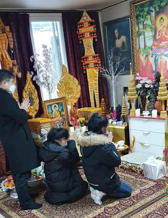 속헹씨 생전 일을 함께 했던 캄보디아 이주노동자 두 명이 작년 12월 28일 쏙헹씨 유골함을 경기 군포시 캄보디아 불교센터에 안치한 뒤 추모하고 있다. 린사로 스님 제공