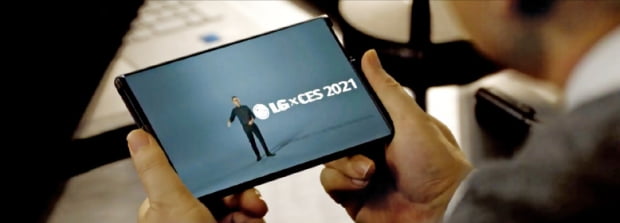 LG전자가 지난 11~14일 열린 CES 2021에서 공개한 롤러블 스마트폰 영상. LG전자가 스마트폰 사업 전면 재검토를 발표하면서 출시 여부가 불확실해졌다.   LG전자 제공